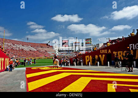 Los Angeles, CA. 21. September 2013. Die Los Angeles Coliseum vor dem NCAA Football-Spiel zwischen den USC Trojans und die Utah State Aggies am Kolosseum in Los Angeles, Kalifornien. Bildnachweis: Louis Lopez/CSM/Alamy Live-Nachrichten Stockfoto