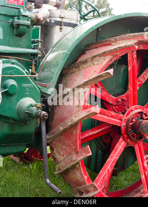 Blick auf Schritt und Hinterrad mit Ösen, antike J.I Fall Dampftraktor; Rock River Thresheree, Edgerton, WI; 2. September 2013 Stockfoto