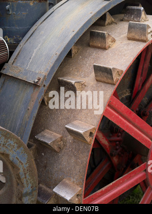 Blick auf Schritt und Hinterrad mit Ösen, antike J.I Fall Dampftraktor; Rock River Thresheree, Edgerton, WI; 2. September 2013 Stockfoto