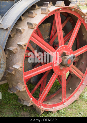 Blick auf Schritt und Hinterrad mit Ösen, antike J.I Fall Dampftraktor; Rock River Thresheree, Edgerton, WI; 2. September 2013 Stockfoto