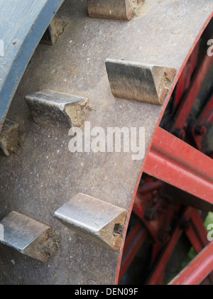 Blick auf Schritt und Hinterrad mit Ösen, antike J.I Fall Dampftraktor; Rock River Thresheree, Edgerton, WI; 2. September 2013 Stockfoto