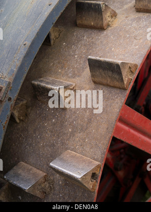 Blick auf Schritt und Hinterrad mit Ösen, antike J.I Fall Dampftraktor; Rock River Thresheree, Edgerton, WI; 2. September 2013 Stockfoto