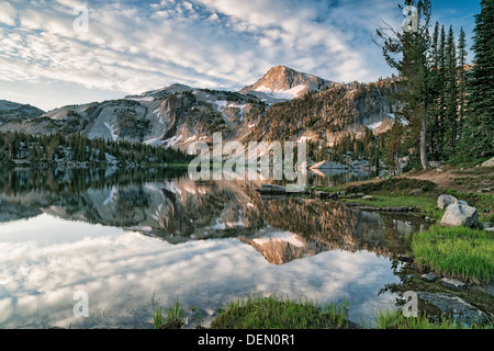 Licht auf NE Oregon Eagle Cap reflektierenden in Mirror Lake in den Eagle Cap Wildnis und Wallowa Bergen. Stockfoto