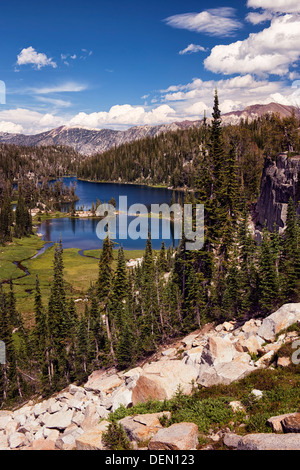 Am Nachmittag Wolken bauen über Mokassin-See und die Berge der Wallowa in NE Oregon Eagle Cap Wildnis. Stockfoto