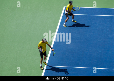 Bob Bryan und Mike Bryan im Wettbewerb mit den Herren Doppel Halbfinale an die 2013 US Open Tennis Championships. Stockfoto