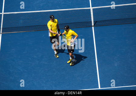 Bob Bryan und Mike Bryan im Wettbewerb mit den Herren Doppel Halbfinale an die 2013 US Open Tennis Championships. Stockfoto