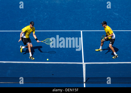 Bob Bryan und Mike Bryan im Wettbewerb mit den Herren Doppel Halbfinale an die 2013 US Open Tennis Championships. Stockfoto