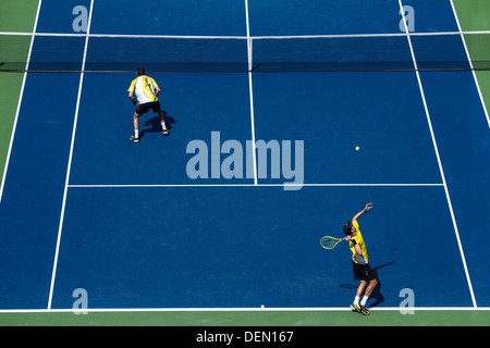 Bob Bryan und Mike Bryan im Wettbewerb mit den Herren Doppel Halbfinale an die 2013 US Open Tennis Championships. Stockfoto