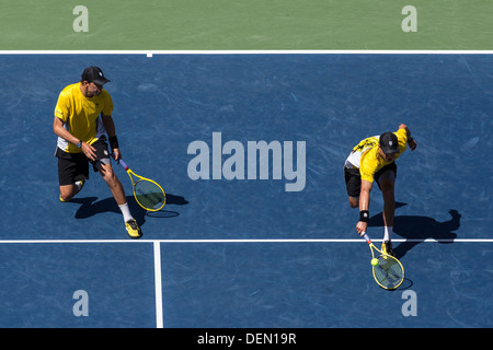 Bob Bryan und Mike Bryan im Wettbewerb mit den Herren Doppel Halbfinale an die 2013 US Open Tennis Championships. Stockfoto