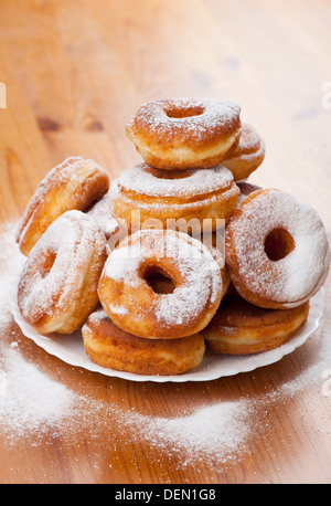 Viele Donuts oder Krapfen mit Löchern Stockfoto