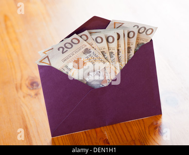Zweihundert Polnisch Zloty Geldscheine im Umschlag Stockfoto