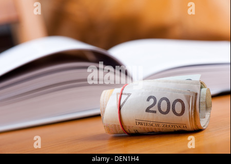 Rollte Haufen Geld zweihundert polnischer zloty Stockfoto