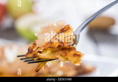 Frische Kartoffel Krapfen mit Apfelmus gemacht, auf einer Gabel Stockfoto