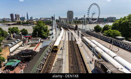 LONDON: verkohlung Cross Station an einem sonnigen Tag mit Zügen im Bahnhof Stockfoto