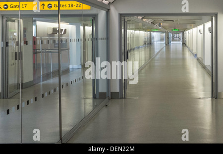 Leeren Flughafen terminal Gate am Flughafen London Heathrow Stockfoto