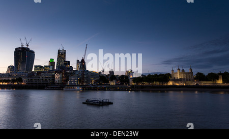 LONDON: neue Skyline von London in der Nacht in einem klaren Himmel im Tower von London Stockfoto