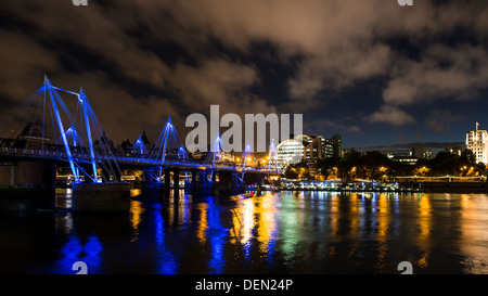 LONDON: Jubiläum Brücke am Bahndamm von Southbank anzeigen Verkohlung Kreuz bei Nacht und Reflexionen auf der Themse Stockfoto