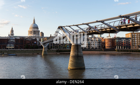 LONDON - ca. 2013: Millennium Bridge, Form der Tate Modern mit St. Paul und die Themse bei Ebbe Stockfoto