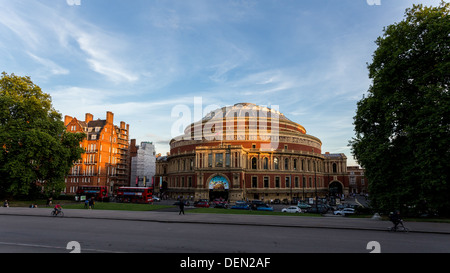 LONDON: Royal Albert Hall vor Sonnenuntergang an einem sonnigen Bewölkter Tag Stockfoto