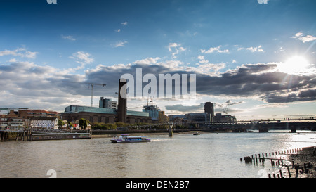 LONDON: Tate Modern und Millennium Bridge an einem sonnigen Tag auf Ebbe von Thames Stockfoto