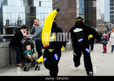 London, UK. 21. September 2013. Die Great Gorilla Run findet in London, Vereinigtes Königreich. Jetzt hat das Ereignis in ihrem 10ten Jahr, mehr als £ 1,9 Millionen für die Erhaltung der biologischen Vielfalt und Projekten zur Reduktion von Armut in Zentralafrika ausgelöst. Seit der ersten großen Gorilla Run im Jahr 2003 haben Tausende von Menschen zog ihren Gorilla-Anzügen und trat der 7 k Volkslauf Route beginnend am Mincing Hof in der Stadt und einige der berühmtesten Wahrzeichen Londons, darunter der Tower of London und St. Pauls Kathedrale vorbei. Bildnachweis: Siehe Li/Alamy Live News Stockfoto