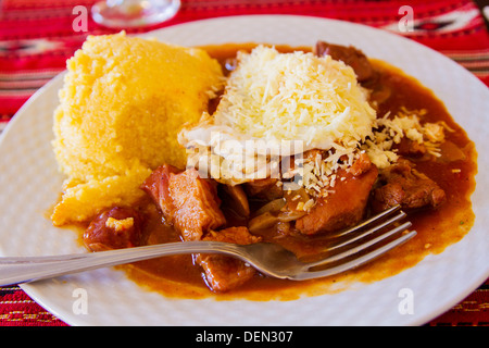 Tochitura-rumänische traditionelle Fleisch mit polenta Stockfoto