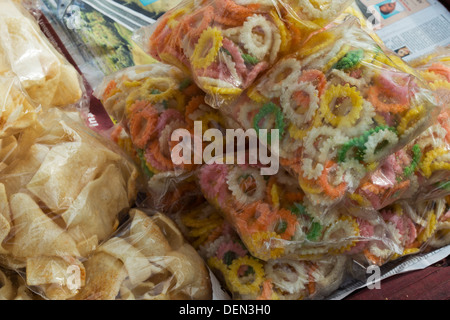 Frittierte indischen Snacks in Plastiktüten zum Verkauf auf einem indischen Markt. Indien Stockfoto