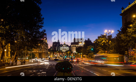 MADRID - ca. 2013:Calle de Alcalá nachts mit Verkehre nach Sonnenuntergang Stockfoto