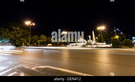 MADRID - ca. 2013: Neptun-Brunnen in der Nacht mit dem Verkehr Stockfoto