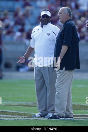 College Station, TX, USA. 21. September 2013. Texas A & M Head Coach Kevin Sumlin spricht, Southern Methodist University Head Coach June Jones vor NCAA Fußball Spiel Kick-off in Kyle Field in College Station, TX. Bildnachweis: Csm/Alamy Live-Nachrichten Stockfoto