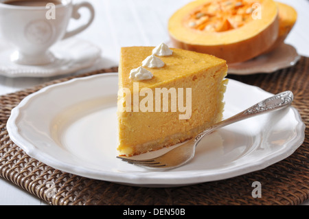 Frische hausgemachte Pumpkin Pie mit Schlagsahne auf weißen Teller closeup Stockfoto