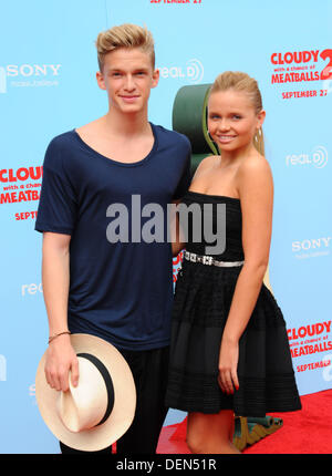 Los Angeles, Kalifornien, USA. 20. September 2013. Cody Simpson, Alli Simpson an der Los Angeles-Premiere von "Wolkig mit A Chance Of Meatballs'' im Regency Village Theatre in Westwood, Kalifornien am 21. September 2013 statt. 2013. Credit: D. Long/Globe Photos/ZUMAPRESS.com/Alamy Live-Nachrichten Stockfoto