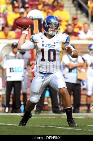 Minneapolis, MN, USA. 21. September 2013. 21. September 2013: San Jose State Quarterback David Fales (10) wirft einen Pass während der NCAA Football-Spiel zwischen der University of Minnesota Gophers und der San Jose State Spartans im TCF Bank Stadium in Minneapolis, Minnesota Minnesota besiegt San Jose State 43 - 24. Bildnachweis: Csm/Alamy Live-Nachrichten Stockfoto