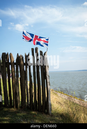 Der Union Jack Flagge fliegt über die Siedlung Jamestown und die Statue von Captain John Smith in Virginia. Stockfoto