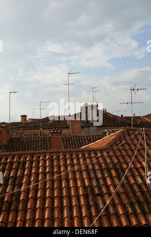 TV-Antennen auf den Dächern in Venedig Stockfoto