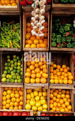 Sortiment von Obst und Gemüse auf einem Bauernmarkt in der Altstadt, Montevideo Uruguay Stockfoto