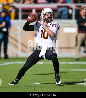 Palo Alto, CA, USA. 21. September 2013. 21. September 2013: Arizona State Sun Devils Quarterback Taylor Kelly (10) in Aktion während der NCAA Football-Spiel zwischen der Stanford Cardinal und die Arizona State Sun Devils im Stanford Stadium in Palo Alto, CA. Stanford besiegte Arizona 42-28. Bildnachweis: Cal Sport Media/Alamy Live-Nachrichten Stockfoto