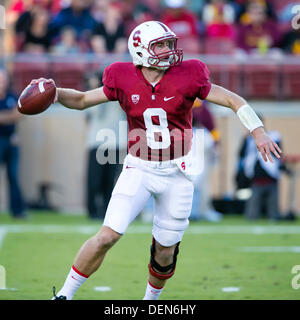 Palo Alto, CA, USA. 21. September 2013. 21. September 2013: Stanford Cardinal Quarterback Kevin Hogan (8) in Aktion während der NCAA Football-Spiel zwischen der Stanford Cardinal und die Arizona State Sun Devils im Stanford Stadium in Palo Alto, CA. Stanford besiegte Arizona 42-28. Bildnachweis: Cal Sport Media/Alamy Live-Nachrichten Stockfoto