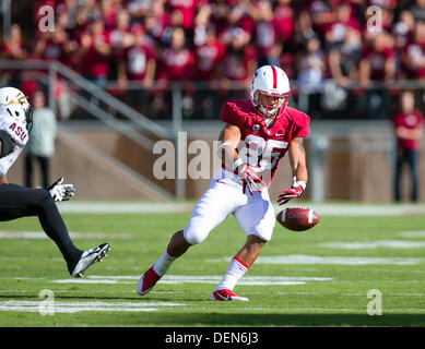 Palo Alto, CA, USA. 21. September 2013. 21. September 2013: Stanford Cardinal Runningback Tyler Gaffney (25) befummelt den Ball während der NCAA Football-Spiel zwischen der Stanford Cardinal und die Arizona State Sun Devils im Stanford Stadium in Palo Alto, CA. Stanford besiegt Arizona 42-28. Bildnachweis: Cal Sport Media/Alamy Live-Nachrichten Stockfoto