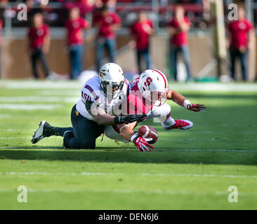 Palo Alto, CA, USA. 21. September 2013. 21. September 2013: Stanford Cardinal Runningback Tyler Gaffney (25) gewinnt seine eigene Tasten während der NCAA Football-Spiel zwischen der Stanford Cardinal und die Arizona State Sun Devils im Stanford Stadium in Palo Alto, CA. Stanford besiegt Arizona 42-28. Bildnachweis: Cal Sport Media/Alamy Live-Nachrichten Stockfoto