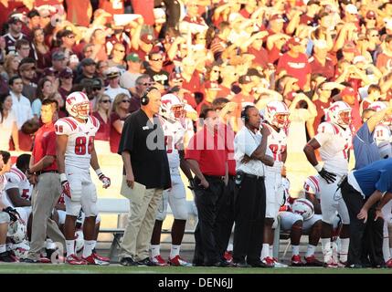 College Station, TX, USA. 21. September 2013. Southern Methodist University Head Coach June Jones Uhren das Spiel für die Seitenlinie während NCAA Football-Spiel in Kyle Field in College Station, TX. Texas A & M Niederlage SMU 42-13. Bildnachweis: Csm/Alamy Live-Nachrichten Stockfoto