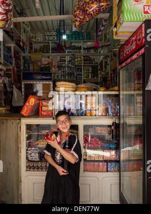 Kleiner Junge in einem kleinen Lebensmittelladen in der Medina von Tanger, Marokko Stockfoto