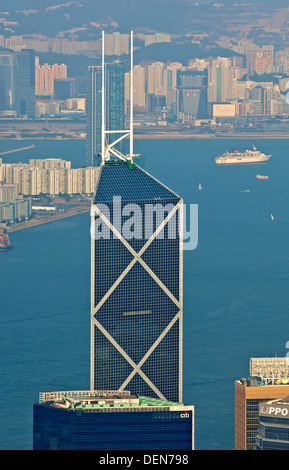 Bank of China Tower im Central District erhebt sich über Victoria Harbour, Hongkong Stockfoto