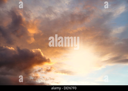 Strahlen der Sonne Sonnenuntergang Himmel Stockfoto