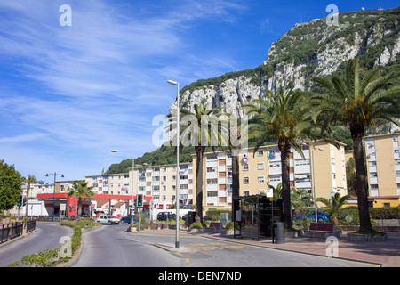 Mehrfamilienhäuser und Street am Fuße der Felsen von Gibraltar. Stockfoto