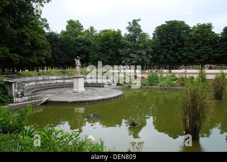 Teich in den Tuilerien-Gärten, Paris, Frankreich Stockfoto