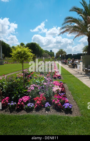 Ansicht des französischen Senats an einem sonnigen Sommertag im Jardin du Luxembourg, Paris, Frankreich Stockfoto