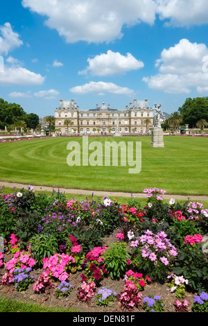 Ansicht des französischen Senats an einem sonnigen Sommertag im Jardin du Luxembourg, Paris, Frankreich Stockfoto