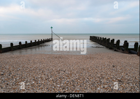 Leisten auf Bracklesham Bay Beach, Sussex UK Stockfoto