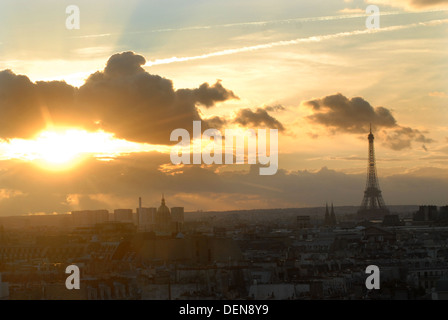 PARIS-die Sonne untergeht, über eine unverwechselbare Landschaft Stockfoto